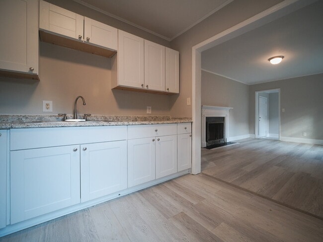 Building Photo - "Charming 4-Bedroom Gem in Charlotte - Cozy Living with Spacious Comfort!"