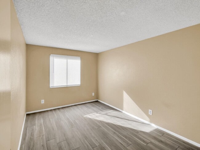 Building Photo - cozy townhome 2 bd 1 bth