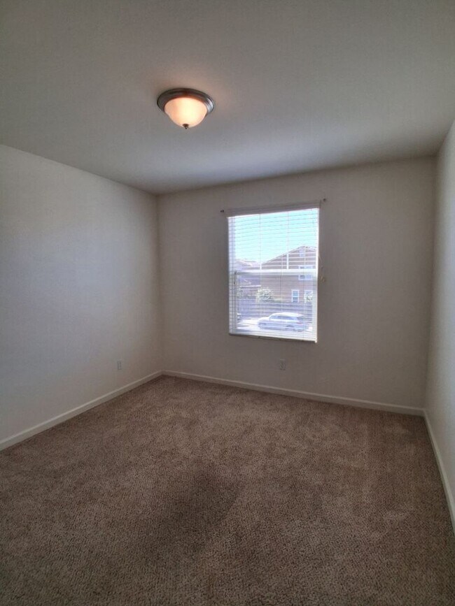 Building Photo - Beautiful 4 Bed / 3 Bath Home in Desirable Clovis Neighborhood