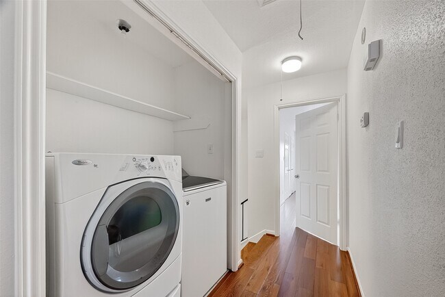 Building Photo - 7505 Memorial Woods Dr