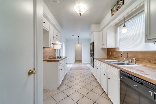 Building Photo - 15114 Forest Lodge Dr