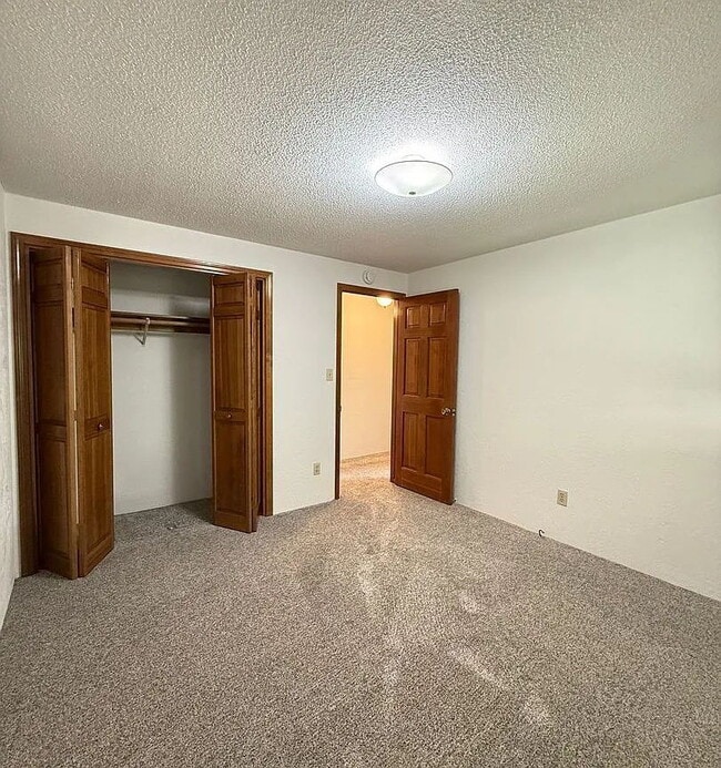 Building Photo - 530 Golf View Dr
