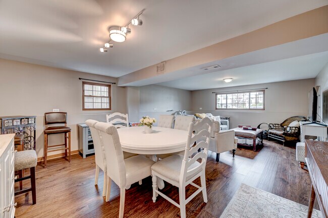 Building Photo - 7215 Larchwood Ln