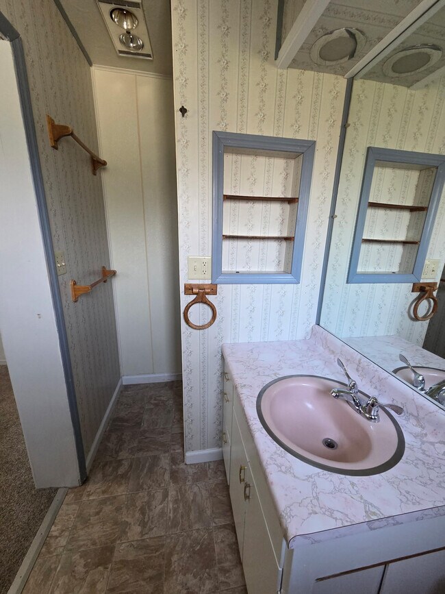 Building Photo - 300 E Lake St