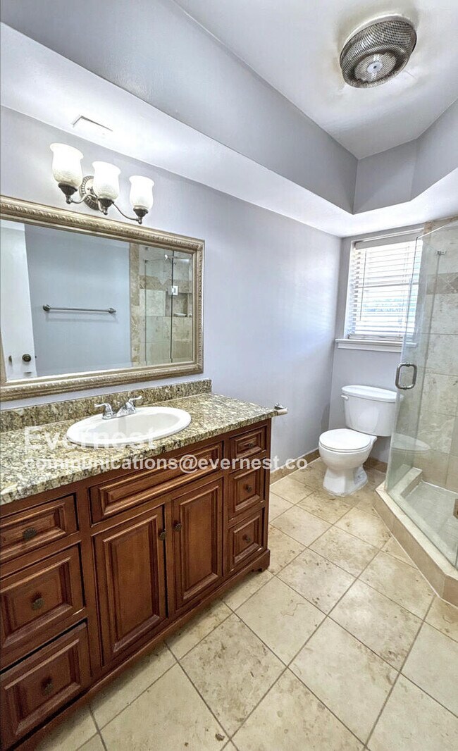 Building Photo - Lovely 2 beds, 2 bath Condo with Modern Am...