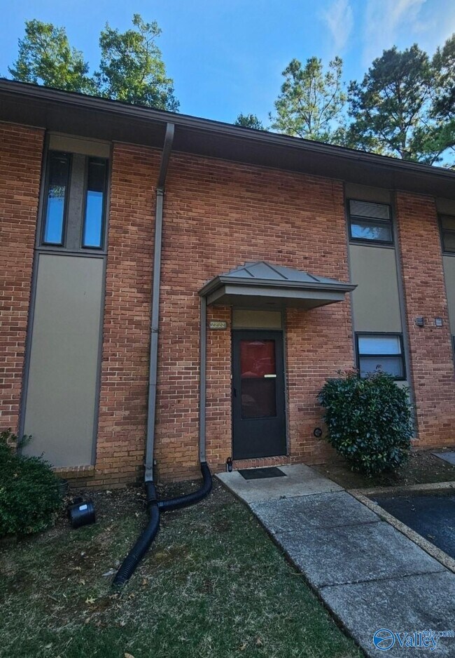 Building Photo - 2222 Colony Dr SW