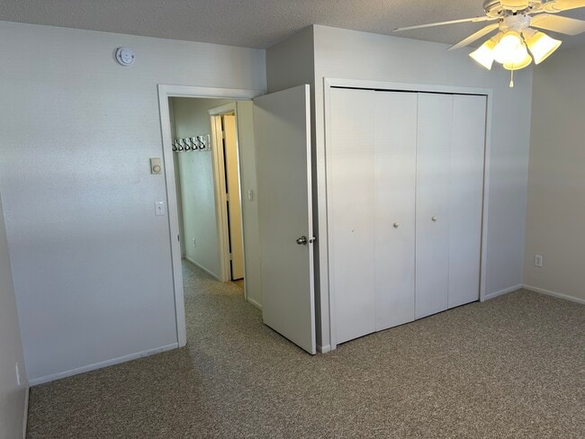 Building Photo - 308 W Lake Dr