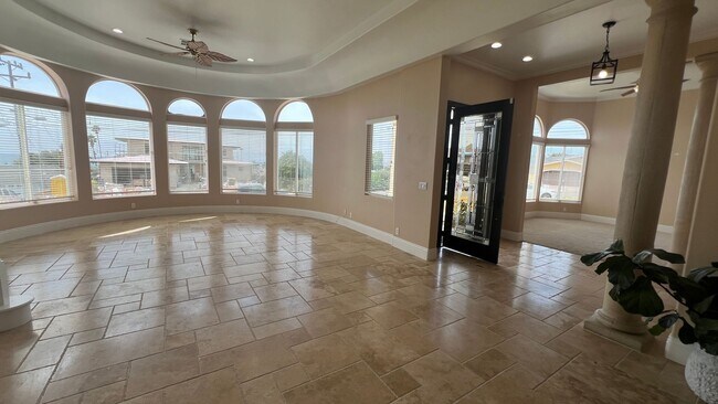 Building Photo - Coastal Living Awaits