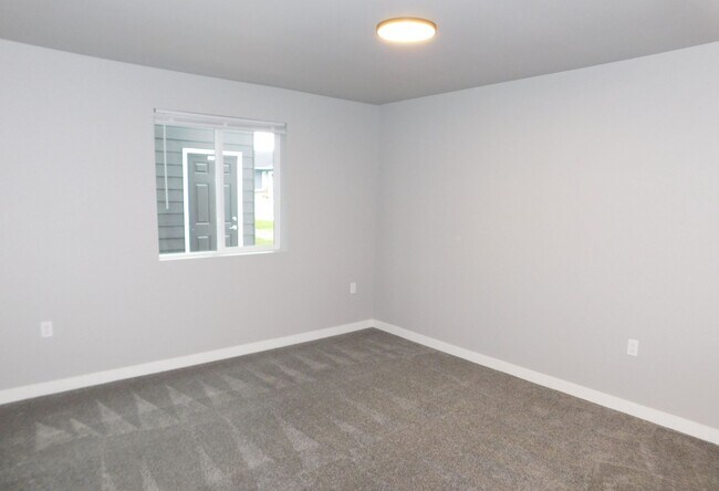 Building Photo - 2Bd/2Ba Upper Level Apartment - Available Now!