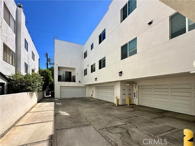 Building Photo - 14019 Vanowen St