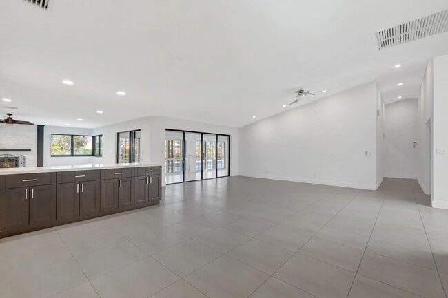 Building Photo - 355 Woodlake Ln