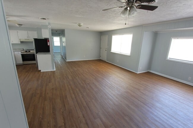 Building Photo - 2071 Fernwood Cir