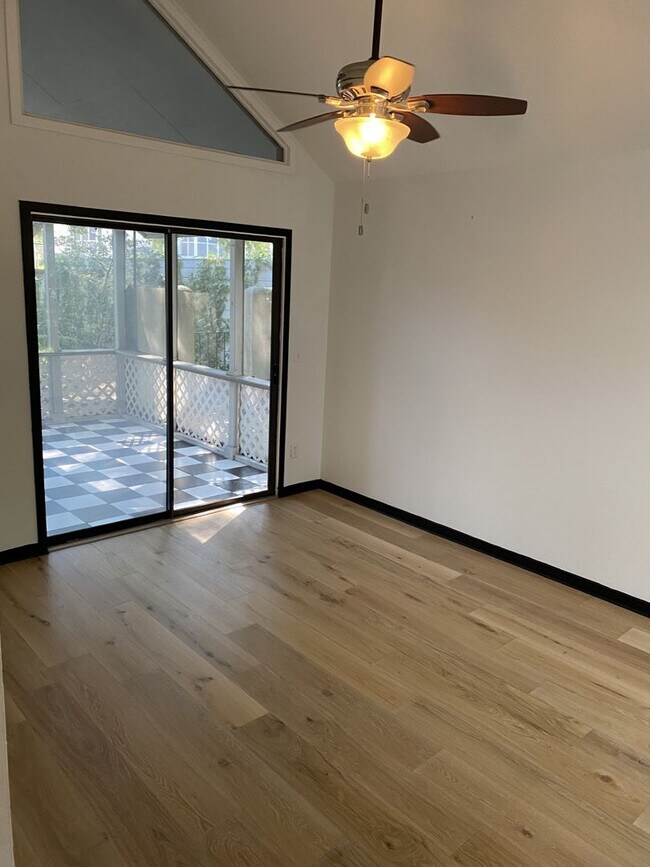 Building Photo - 3 bedroom / 2.5 bath Townhome – Spacious T...