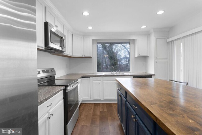 Building Photo - 950 Central Ave