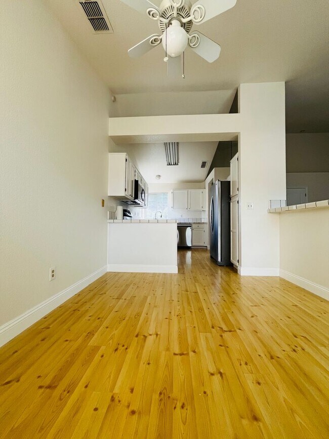 Building Photo - $2450 - 3 Bed/2 Bath Home in a Beautiful Neighborhood