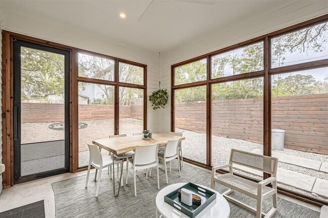 Building Photo - 705 E Monroe St