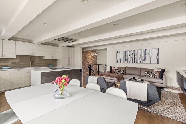 Building Photo - 1039 E Cooper Ave