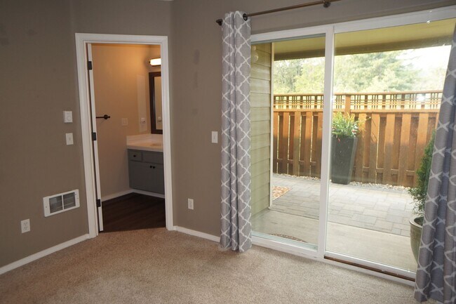 Building Photo - Spectacular NW Portland 3 bedroom Townhouse