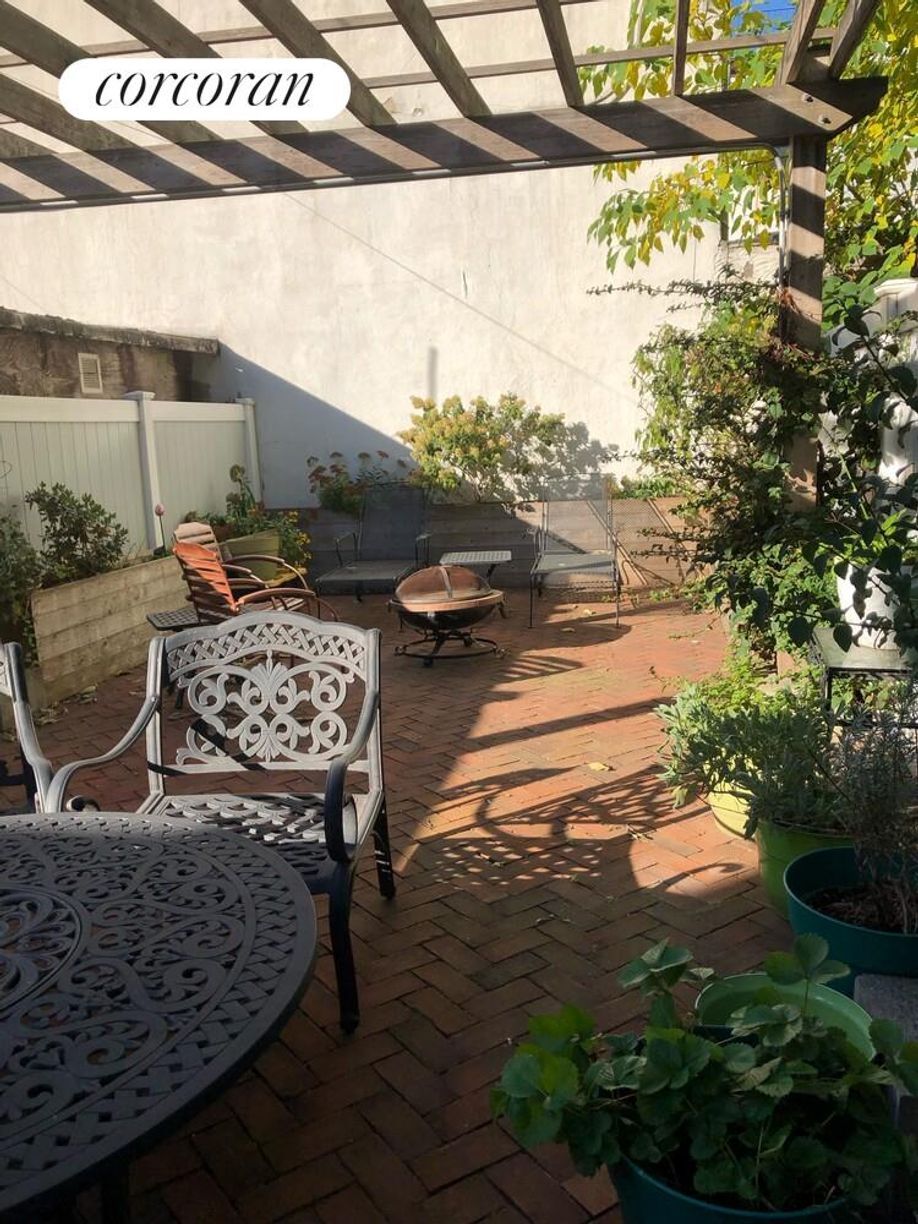 Building Photo - 1039 Herkimer St