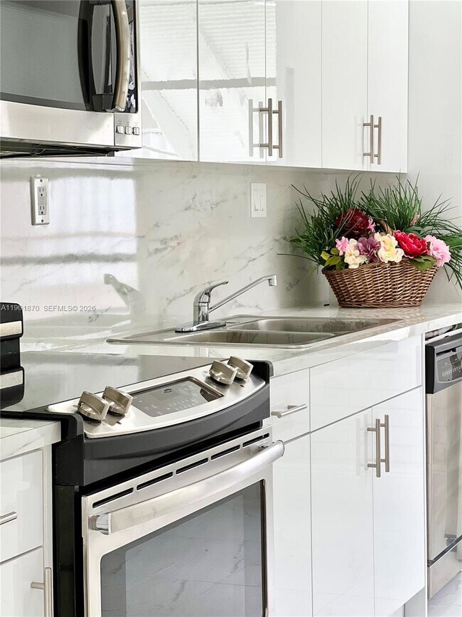 Building Photo - 931 NW 35th Ave