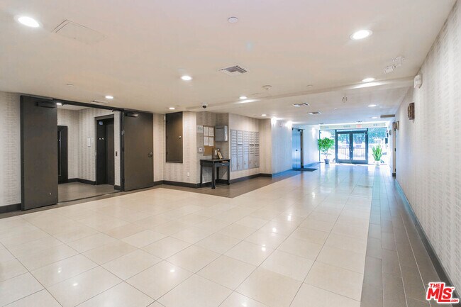 Building Photo - 848 Irolo St