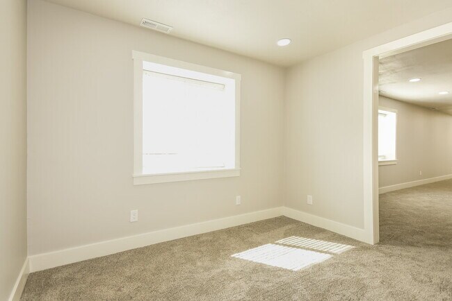 Building Photo - 4621 S W Pk Dr