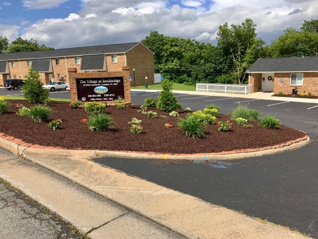 Building Photo - The Village at Rockbridge