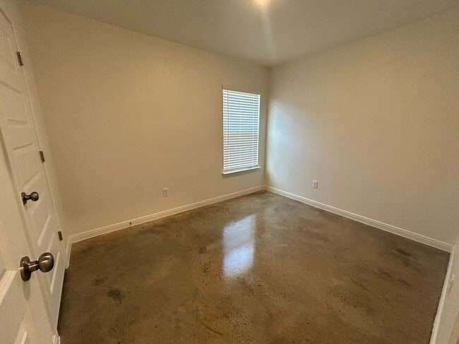 Building Photo - 909 Switchgrass Dr