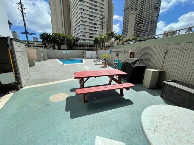 Building Photo - Pool on site! 2 bed 1 bath 1 parking locat...