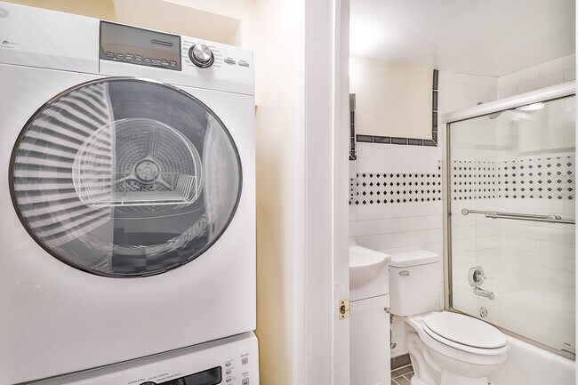 Building Photo - 821 North Carolina Ave SE