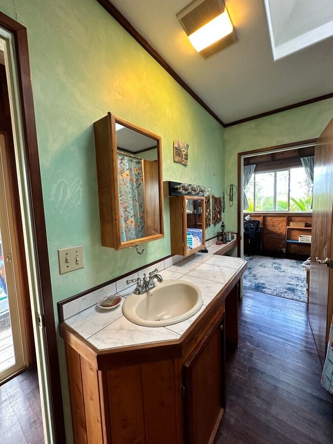 Building Photo - Island-Style Living in Hawaiian Paradise Park