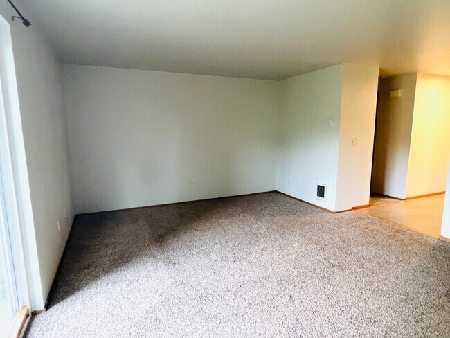 Building Photo - Adadow - Duplex E Broadway