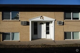 Building Photo - Spacious Garden-Level 2 Bed Near Downtown ...