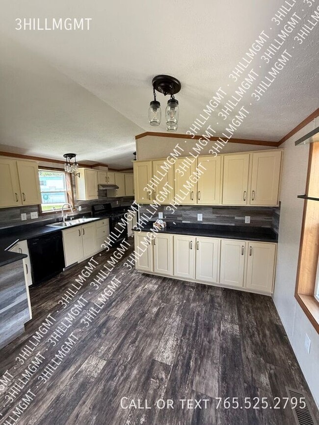 Primary Photo - 13025 Crestview Ave