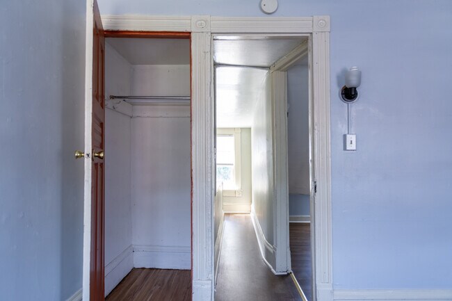 Building Photo - 638 N 6th St