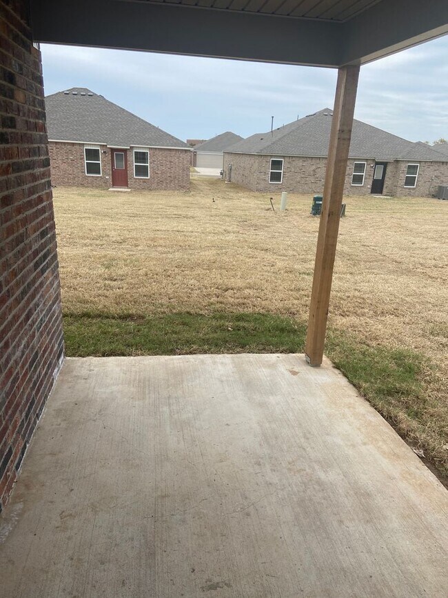 Building Photo - PRE-LEASING NOW — Comfortable 3-Bedroom | 2-Bath Home in Fox Hollow