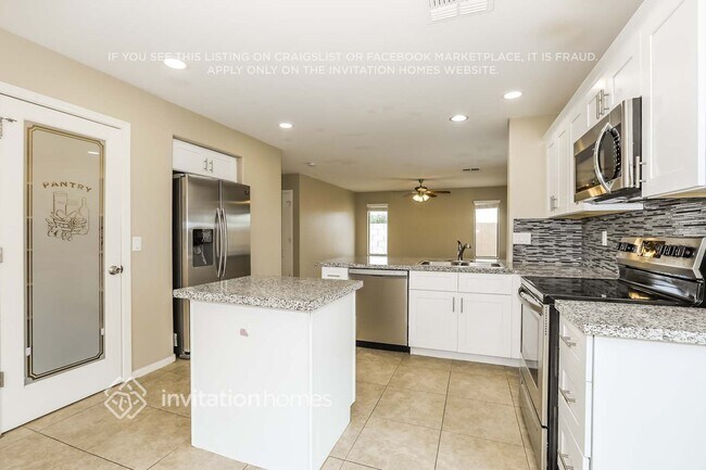 Building Photo - 1618 E Daniella Dr