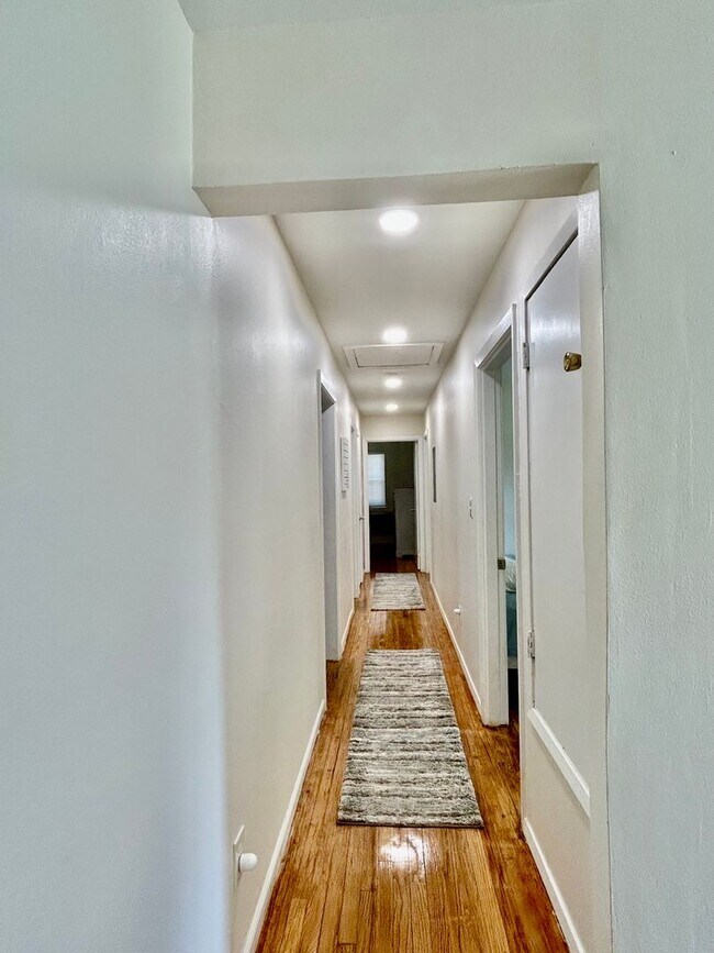 Building Photo - Gorgeous Fully Furnished 3 Bed/2 Bath Home...