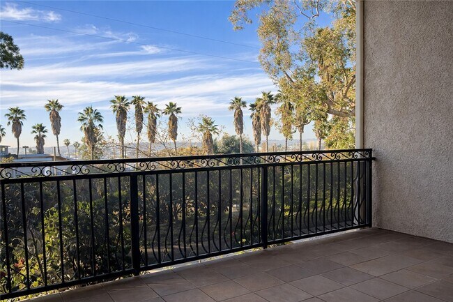 Building Photo - 7718 Vía Sorrento