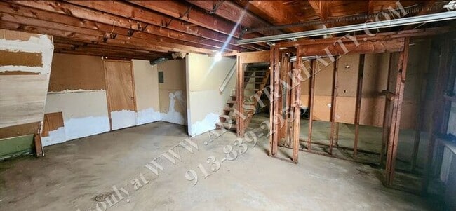 Building Photo - MOVE IN SPECIAL!! Cozy 2 Bed 1 Bath Duplex in KCK-Available NOW!! MOVE IN SPECIAL $400 OFF 2nd Mo...
