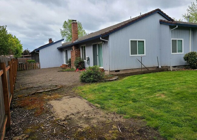 Building Photo - New Carpet! Fresh Paint - Well-maintained home in established neighborhood