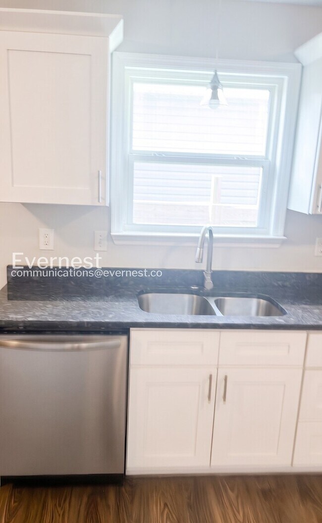 Building Photo - Spacious Home with Fenced Yard & Driveway Parking / 3 Bed & 2 Bath / Coming Soon!