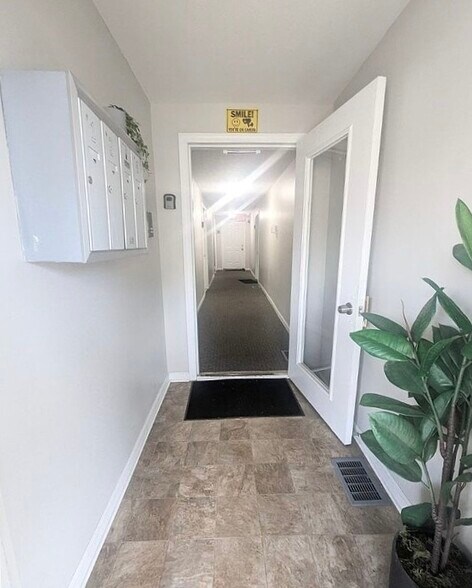 Common Area and Mailbox Area - 618 Maplewood Ave