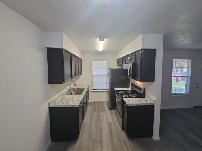 Building Photo - **Newly Renovated 2-Bed Duplex with Privat...