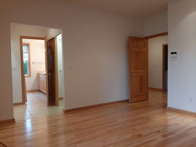 Building Photo - Golf course views, 3 bed 2 bath rambler!