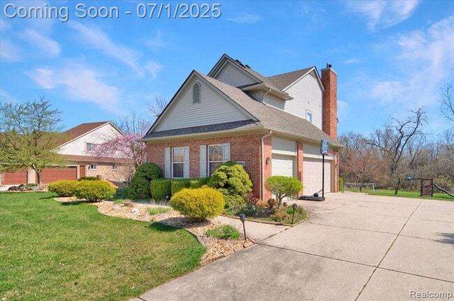 Building Photo - 2565 River Woods Dr N