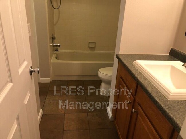Building Photo - 1406 Northlake Dr