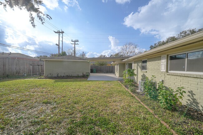 Building Photo - 5471 Loch Lomond Dr