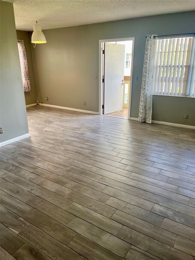 Building Photo - 144 Mansfield D