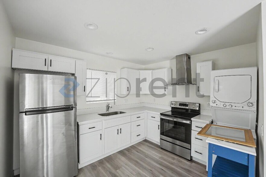 Building Photo - Unit A